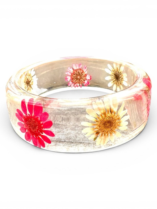 Vintage Jewelry - Lucite Bangle Bracelet With Embedded Dried Daisy Flowers